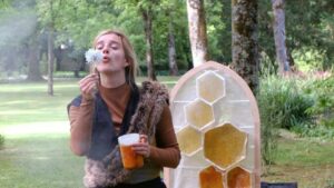 Lire la suite à propos de l’article Le spectacle « Secrets d&rsquo;Abeilles